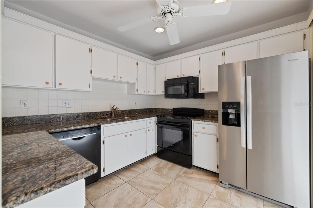 待售: $295,000 (2 贝兹, 2 浴室, 1031 平方英尺)