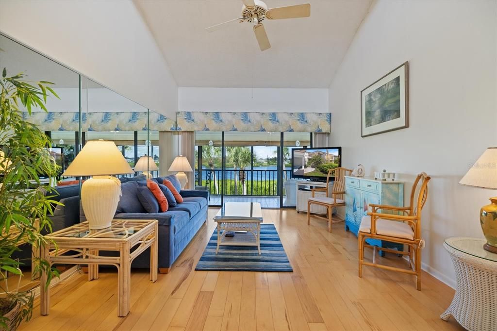 待售: $295,000 (2 贝兹, 2 浴室, 1031 平方英尺)