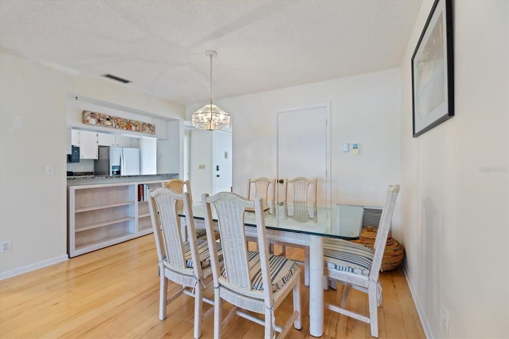 待售: $295,000 (2 贝兹, 2 浴室, 1031 平方英尺)