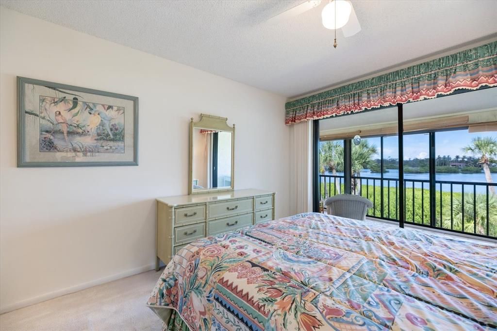 待售: $295,000 (2 贝兹, 2 浴室, 1031 平方英尺)