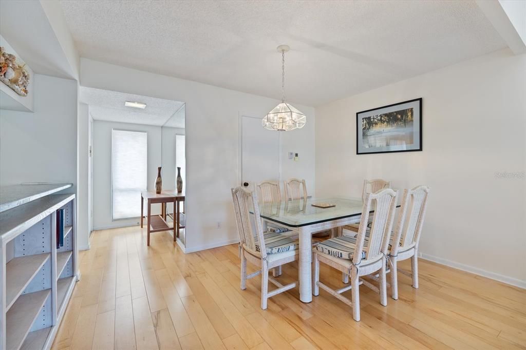 待售: $295,000 (2 贝兹, 2 浴室, 1031 平方英尺)