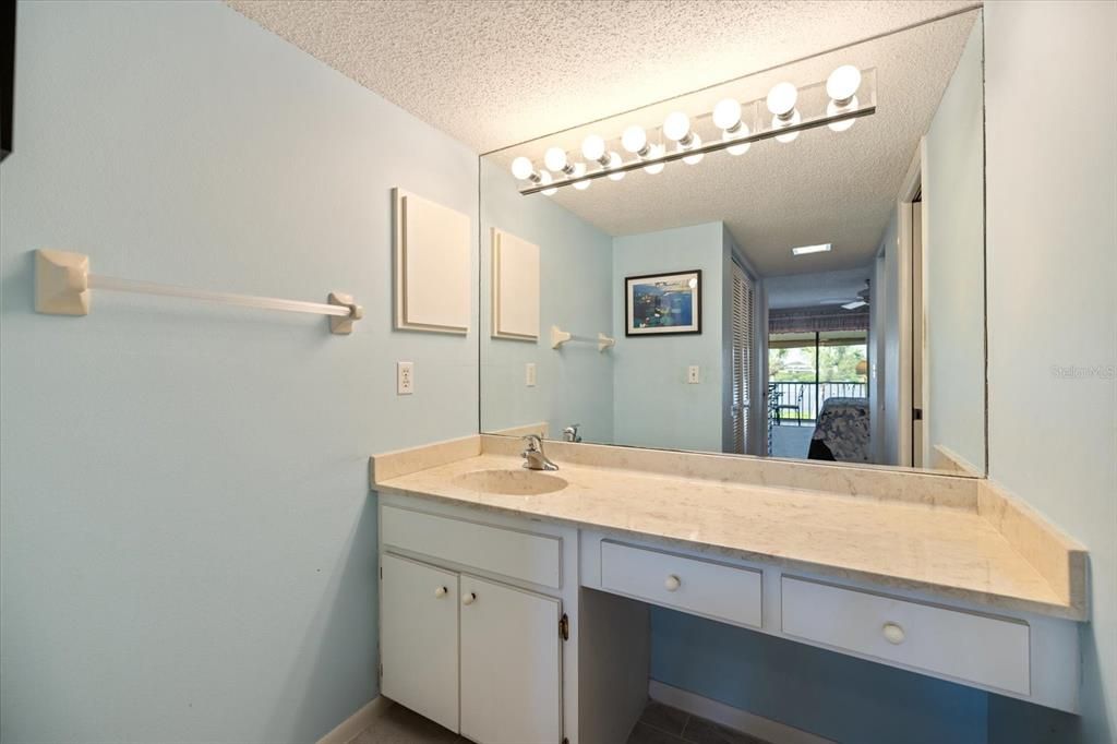 待售: $295,000 (2 贝兹, 2 浴室, 1031 平方英尺)