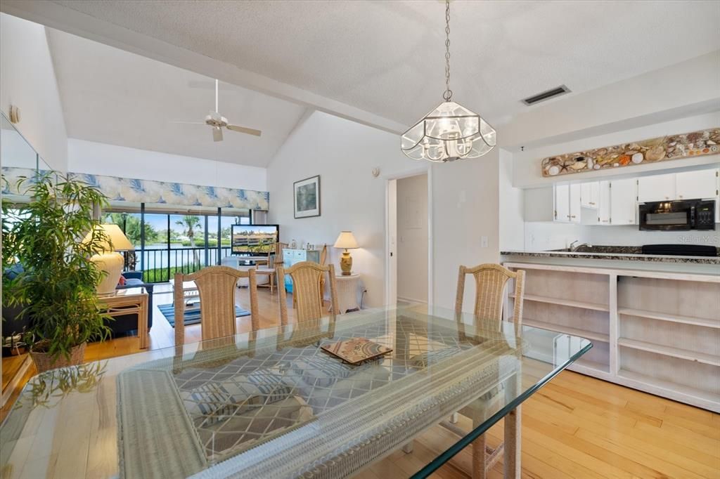 待售: $295,000 (2 贝兹, 2 浴室, 1031 平方英尺)