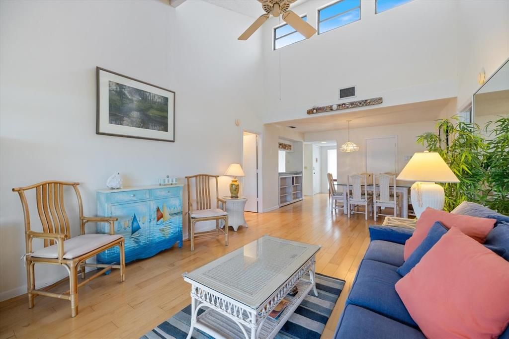 待售: $295,000 (2 贝兹, 2 浴室, 1031 平方英尺)