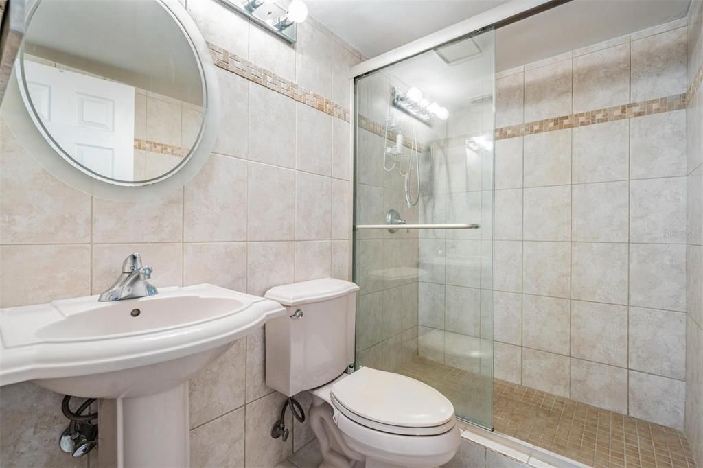 Activo con contrato: $3,000 (2 camas, 2 baños, 1025 Pies cuadrados)