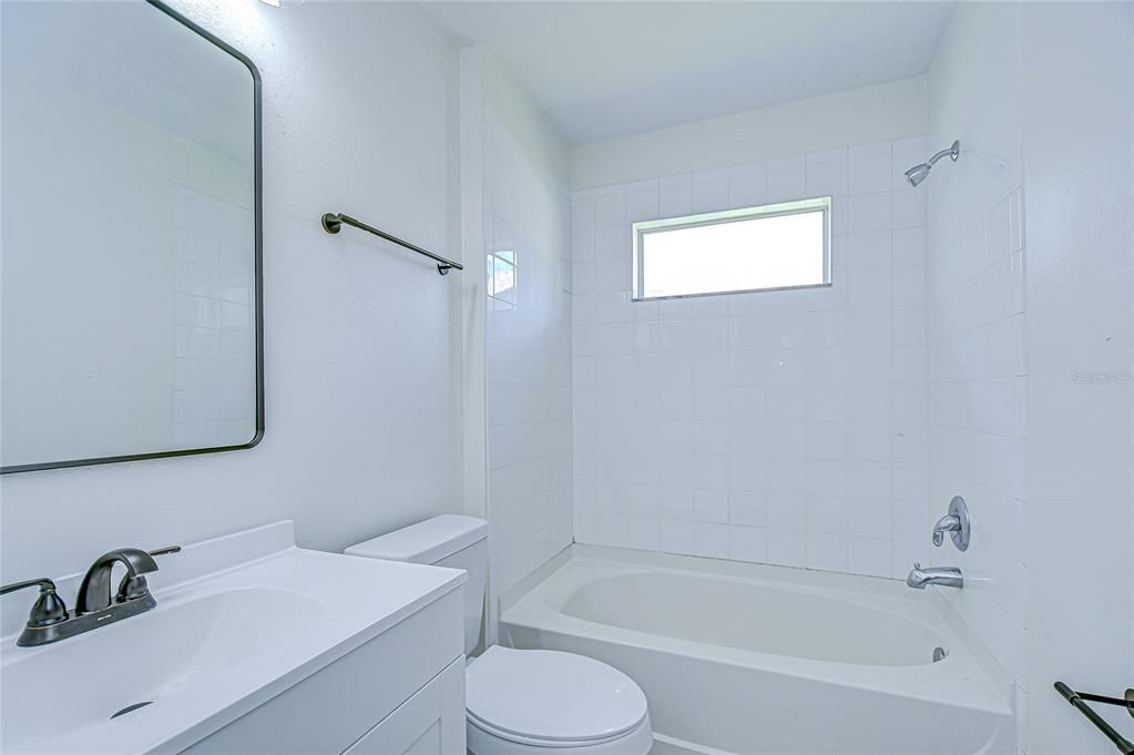 Под контрактом: $384,900 (4 спален, 3 ванн, 1806 Квадратных фут)