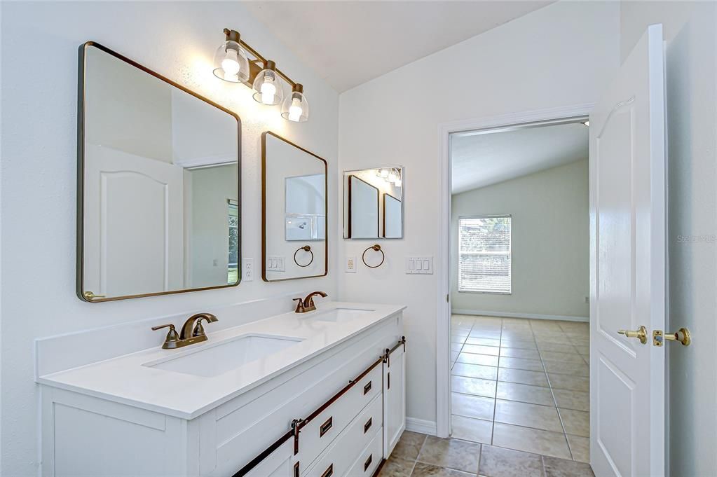 Под контрактом: $384,900 (4 спален, 3 ванн, 1806 Квадратных фут)