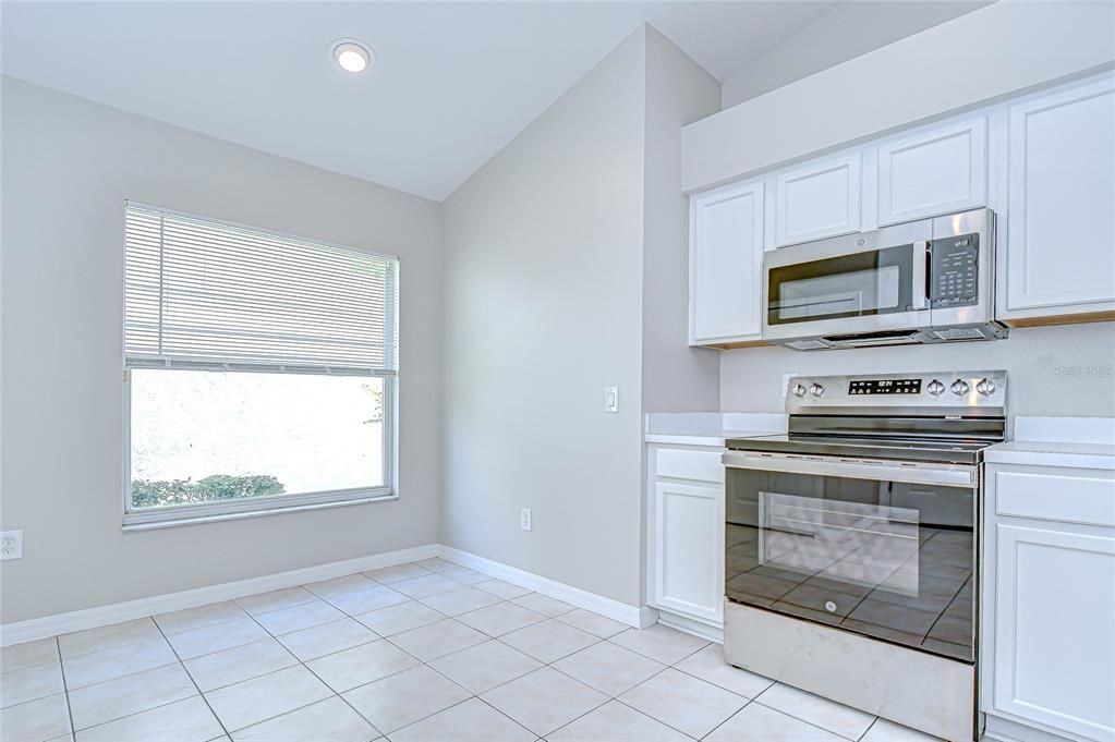 Под контрактом: $384,900 (4 спален, 3 ванн, 1806 Квадратных фут)