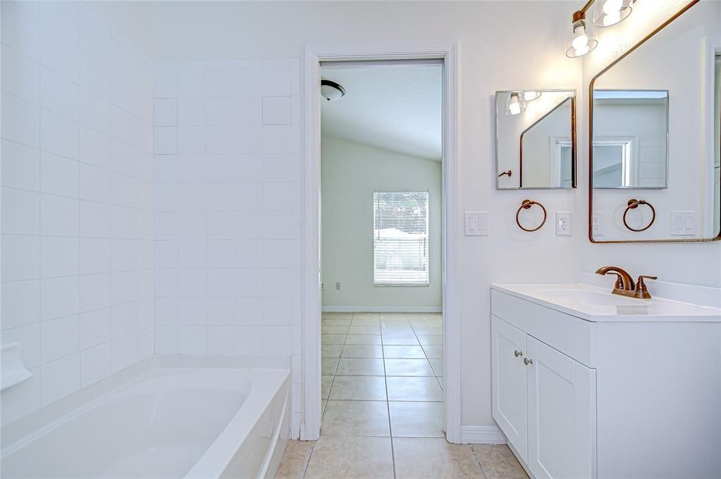 Под контрактом: $384,900 (4 спален, 3 ванн, 1806 Квадратных фут)