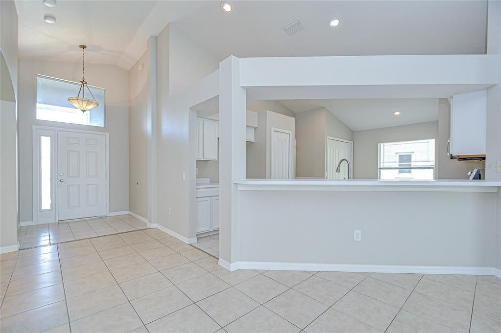 Под контрактом: $384,900 (4 спален, 3 ванн, 1806 Квадратных фут)