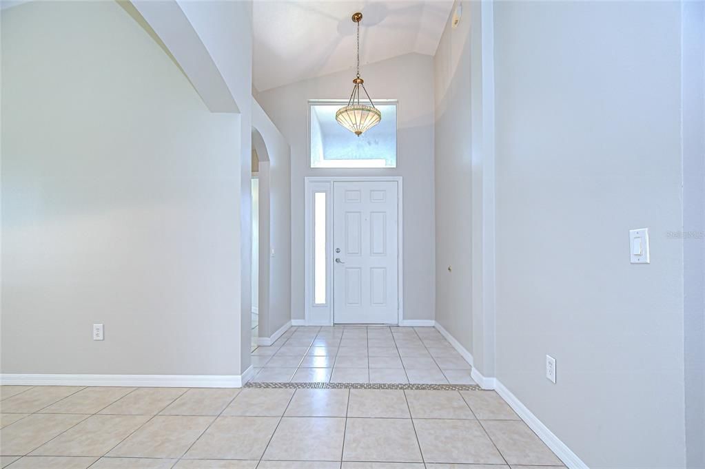 Под контрактом: $384,900 (4 спален, 3 ванн, 1806 Квадратных фут)