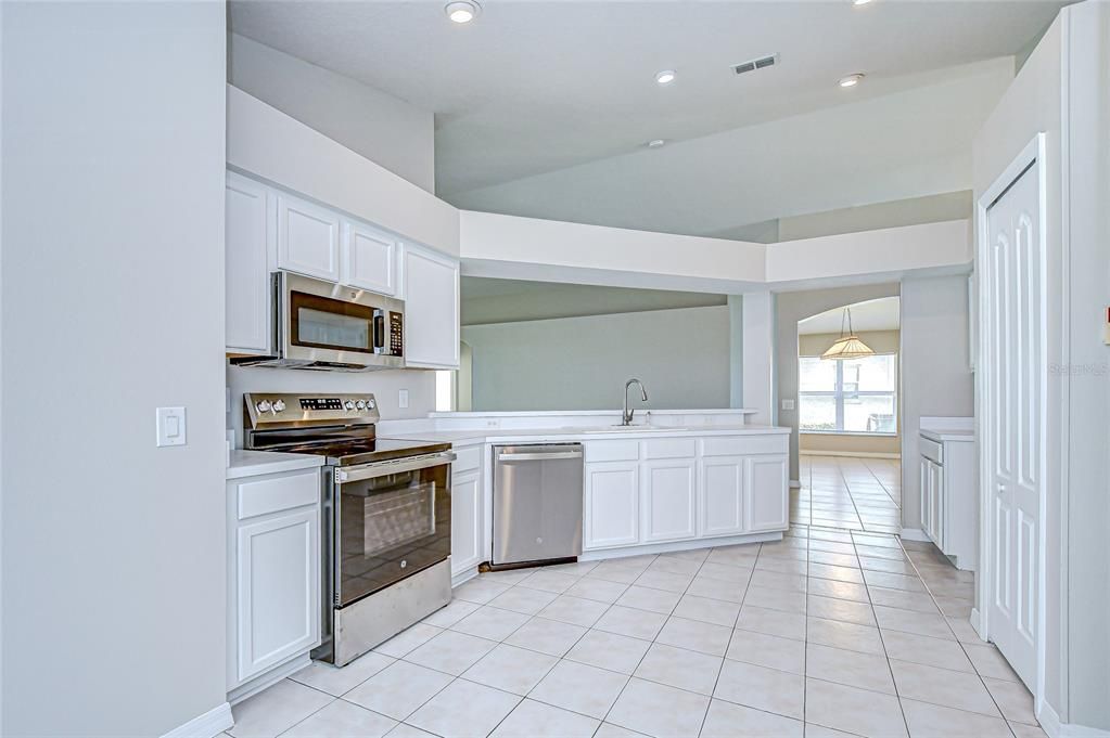 Под контрактом: $384,900 (4 спален, 3 ванн, 1806 Квадратных фут)