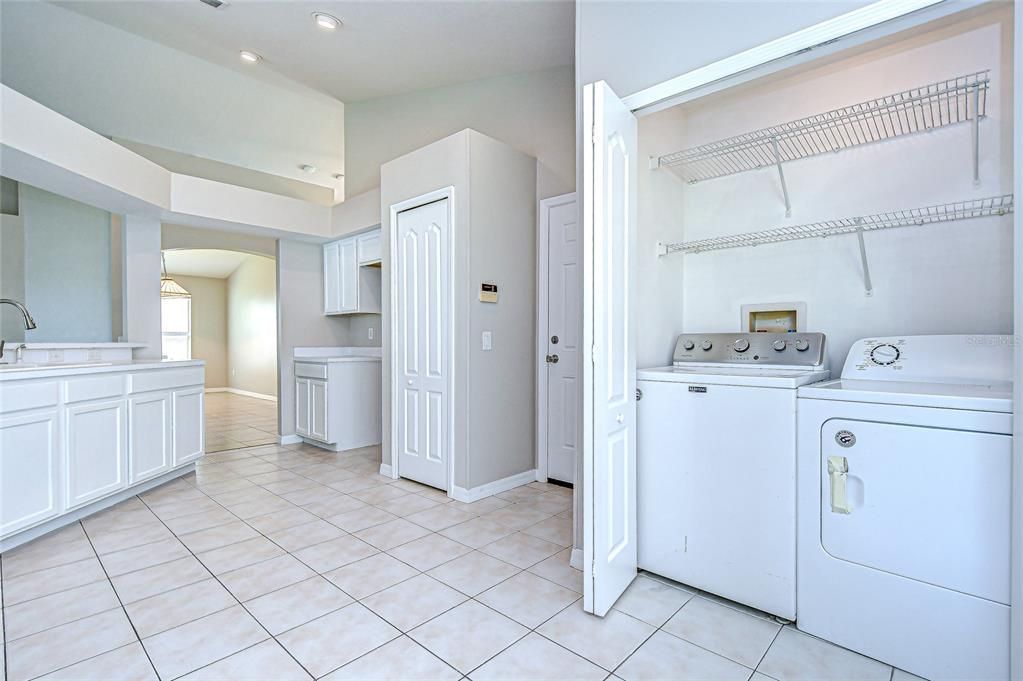 Под контрактом: $384,900 (4 спален, 3 ванн, 1806 Квадратных фут)