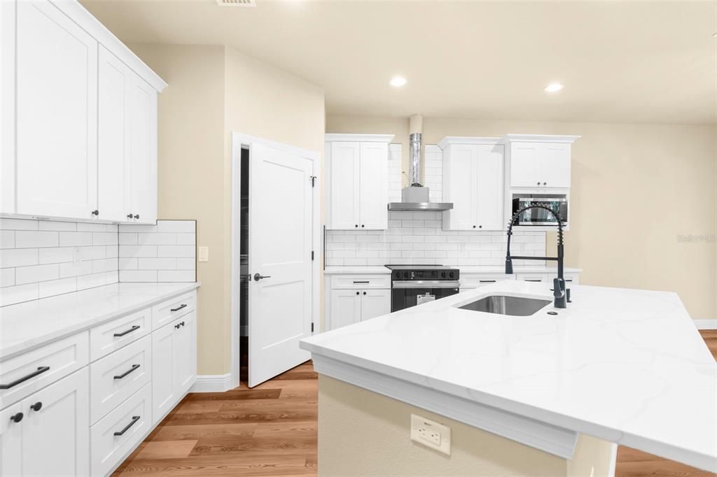 На продажу: $438,900 (4 спален, 2 ванн, 2166 Квадратных фут)