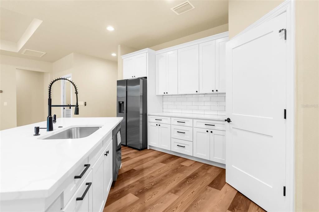 На продажу: $438,900 (4 спален, 2 ванн, 2166 Квадратных фут)