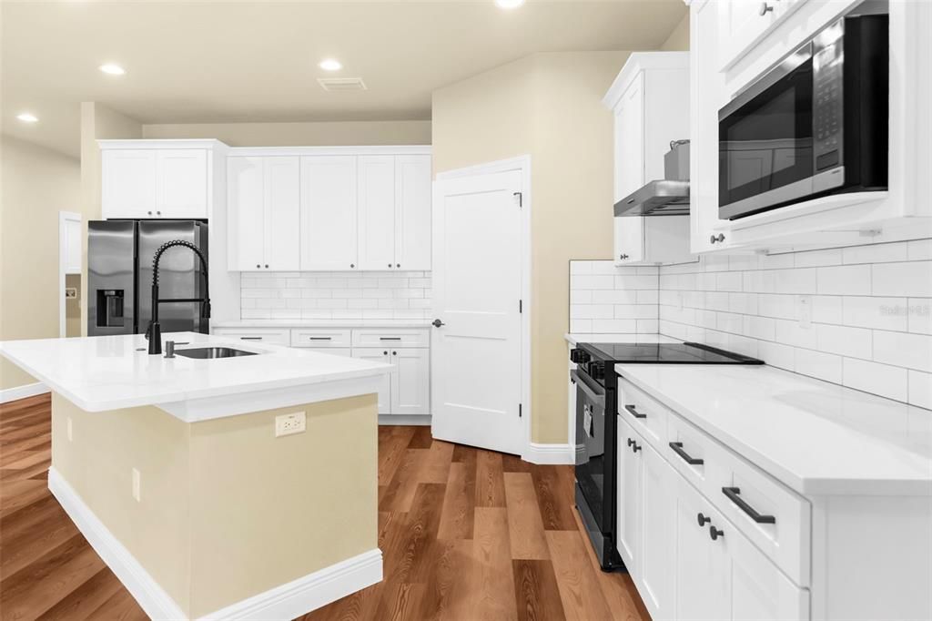 На продажу: $438,900 (4 спален, 2 ванн, 2166 Квадратных фут)