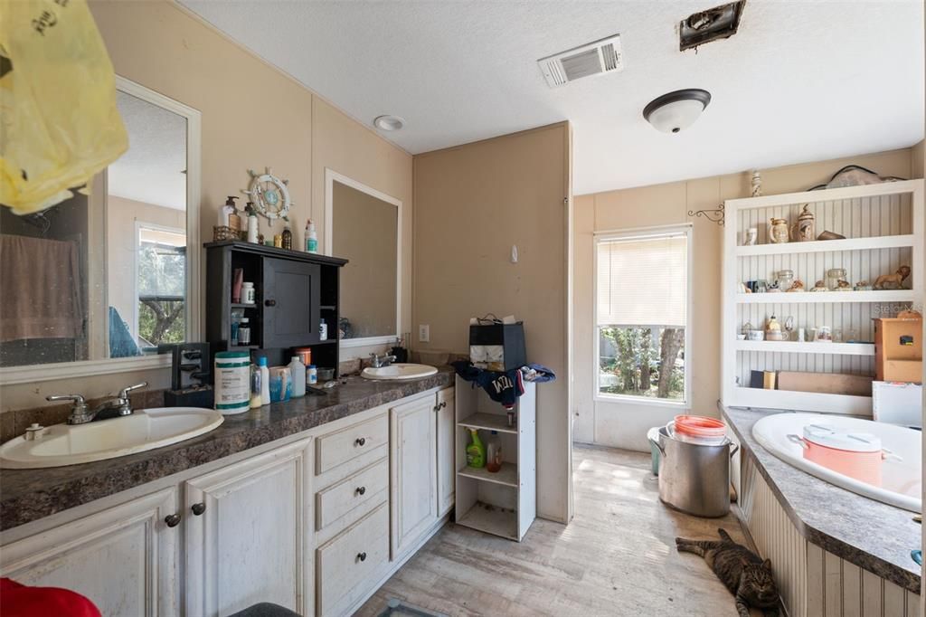 For Sale: $198,000 (3 beds, 2 baths, 1296 Square Feet)