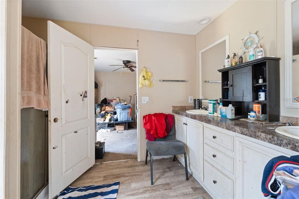 For Sale: $198,000 (3 beds, 2 baths, 1296 Square Feet)