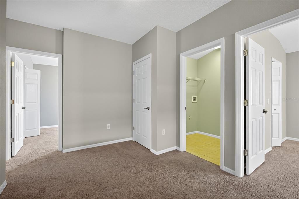 Activo con contrato: $439,000 (4 camas, 2 baños, 2227 Pies cuadrados)