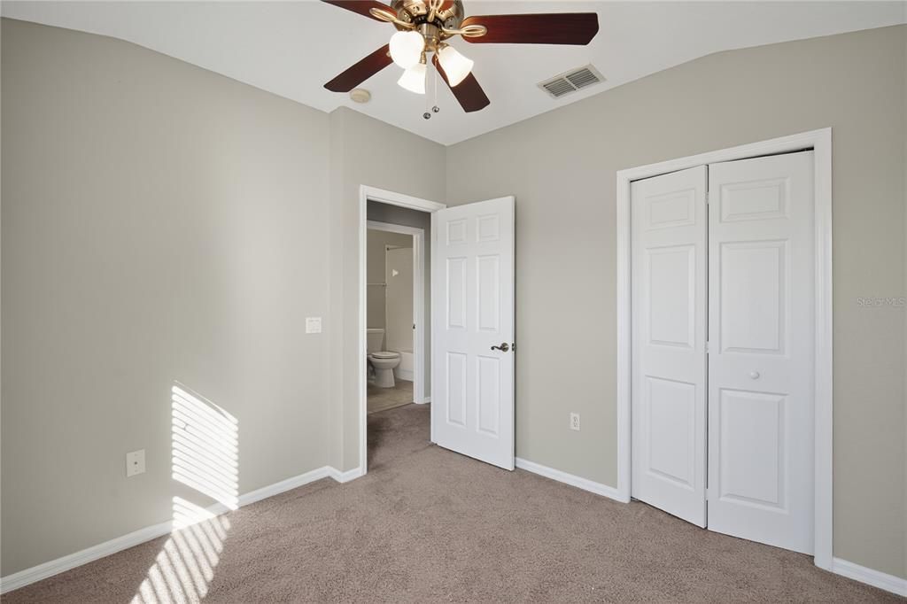 Activo con contrato: $439,000 (4 camas, 2 baños, 2227 Pies cuadrados)