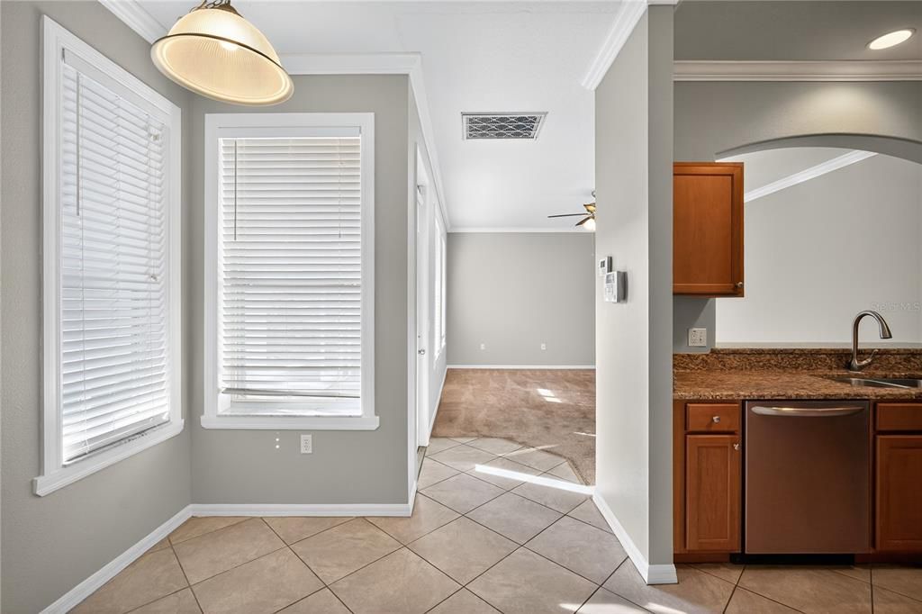 Activo con contrato: $439,000 (4 camas, 2 baños, 2227 Pies cuadrados)