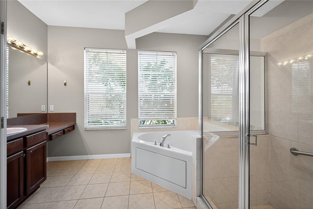 Activo con contrato: $439,000 (4 camas, 2 baños, 2227 Pies cuadrados)