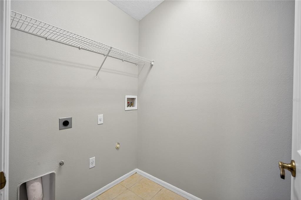 Activo con contrato: $439,000 (4 camas, 2 baños, 2227 Pies cuadrados)