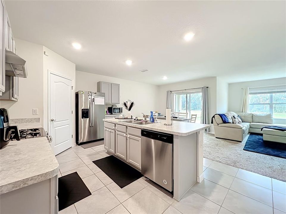 For Sale: $319,000 (4 beds, 2 baths, 1828 Square Feet)