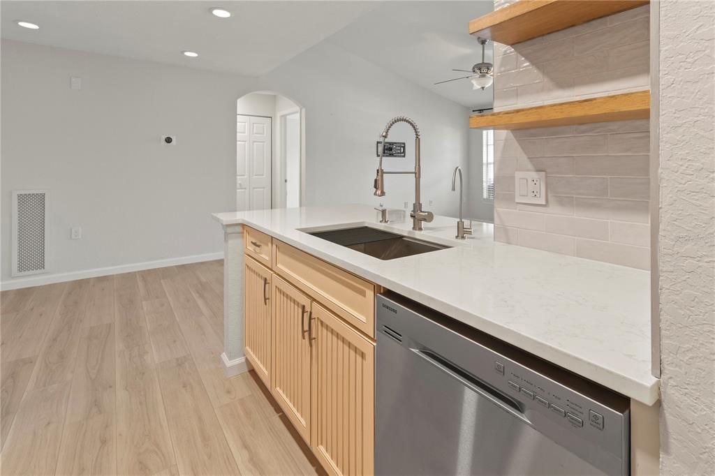 待售: $230,000 (2 贝兹, 2 浴室, 1080 平方英尺)