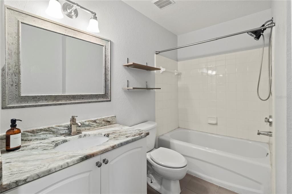 待售: $230,000 (2 贝兹, 2 浴室, 1080 平方英尺)