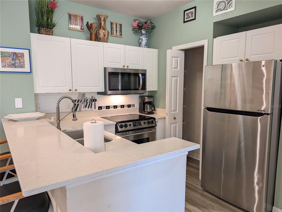 Active With Contract: $1,695 (2 beds, 1 baths, 1116 Square Feet)