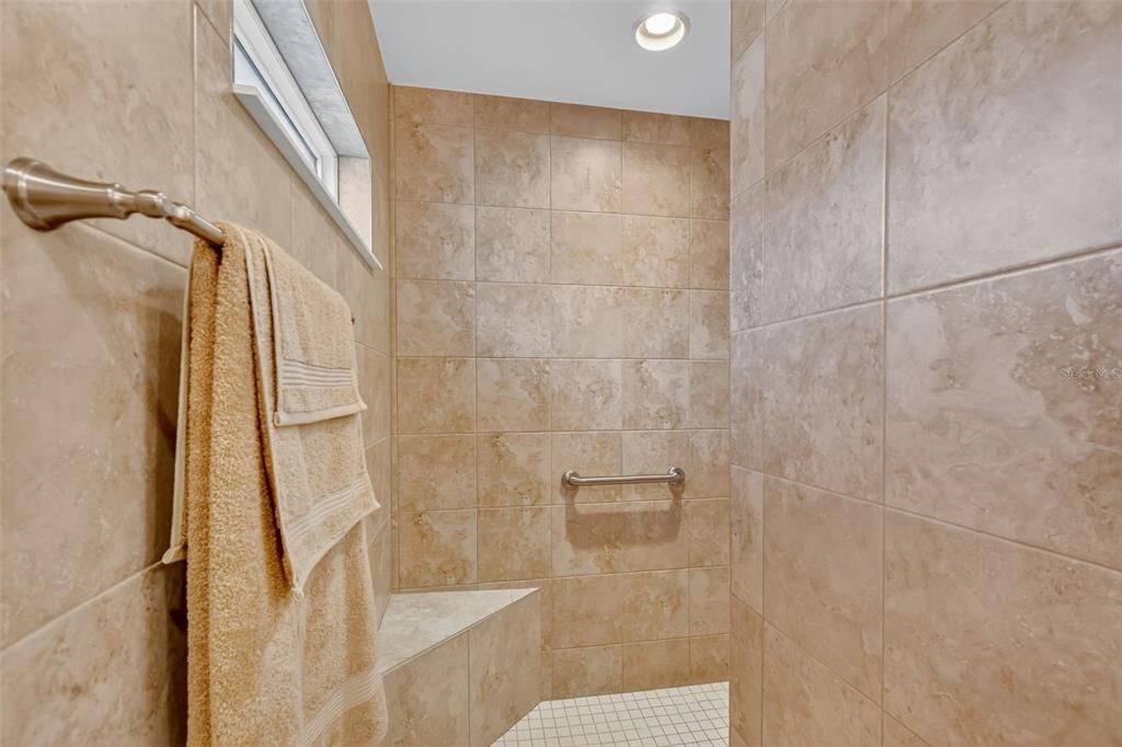 En Venta: $649,900 (3 camas, 2 baños, 1638 Pies cuadrados)