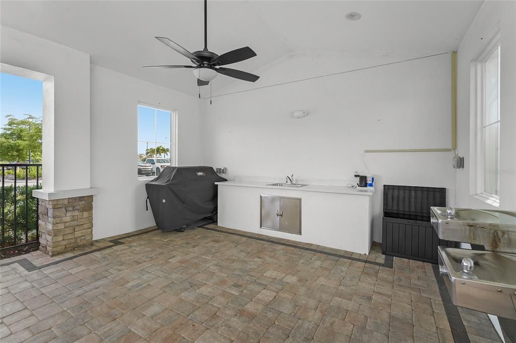 待售: $550,000 (4 贝兹, 2 浴室, 2045 平方英尺)