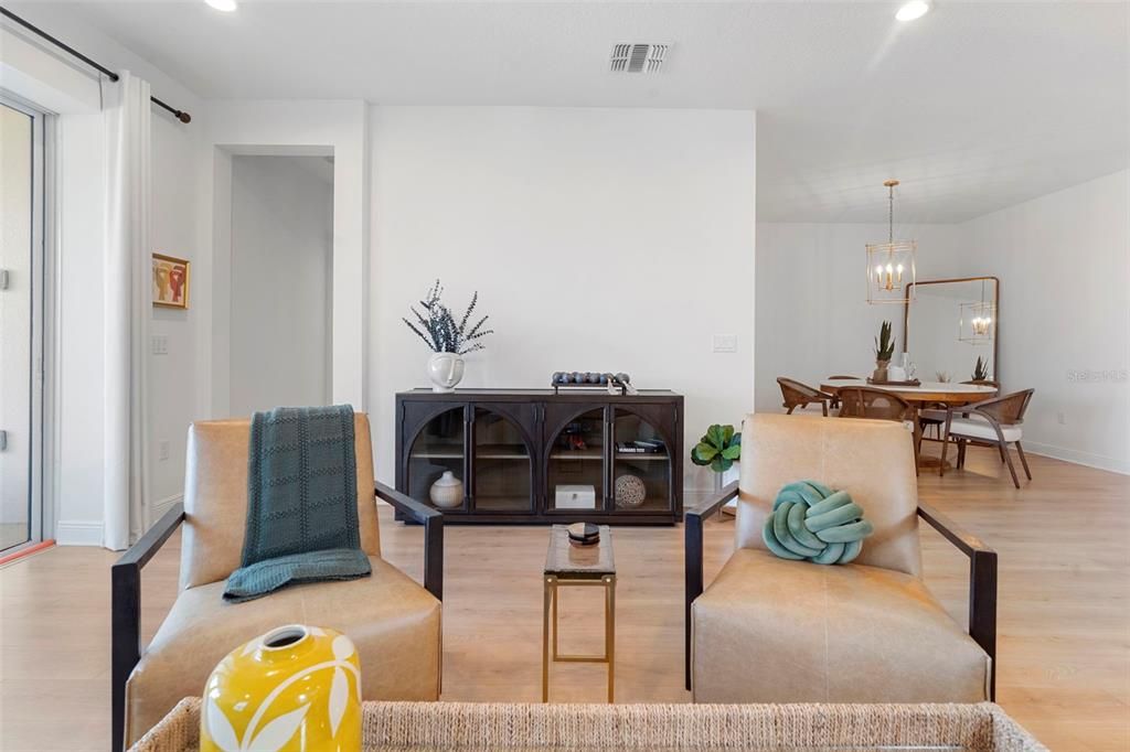 合同活跃: $569,900 (4 贝兹, 3 浴室, 2688 平方英尺)