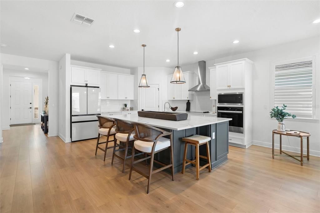 合同活跃: $569,900 (4 贝兹, 3 浴室, 2688 平方英尺)