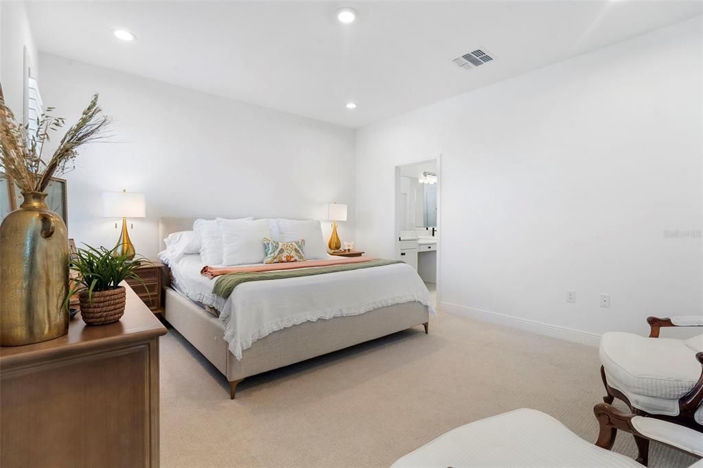 合同活跃: $569,900 (4 贝兹, 3 浴室, 2688 平方英尺)