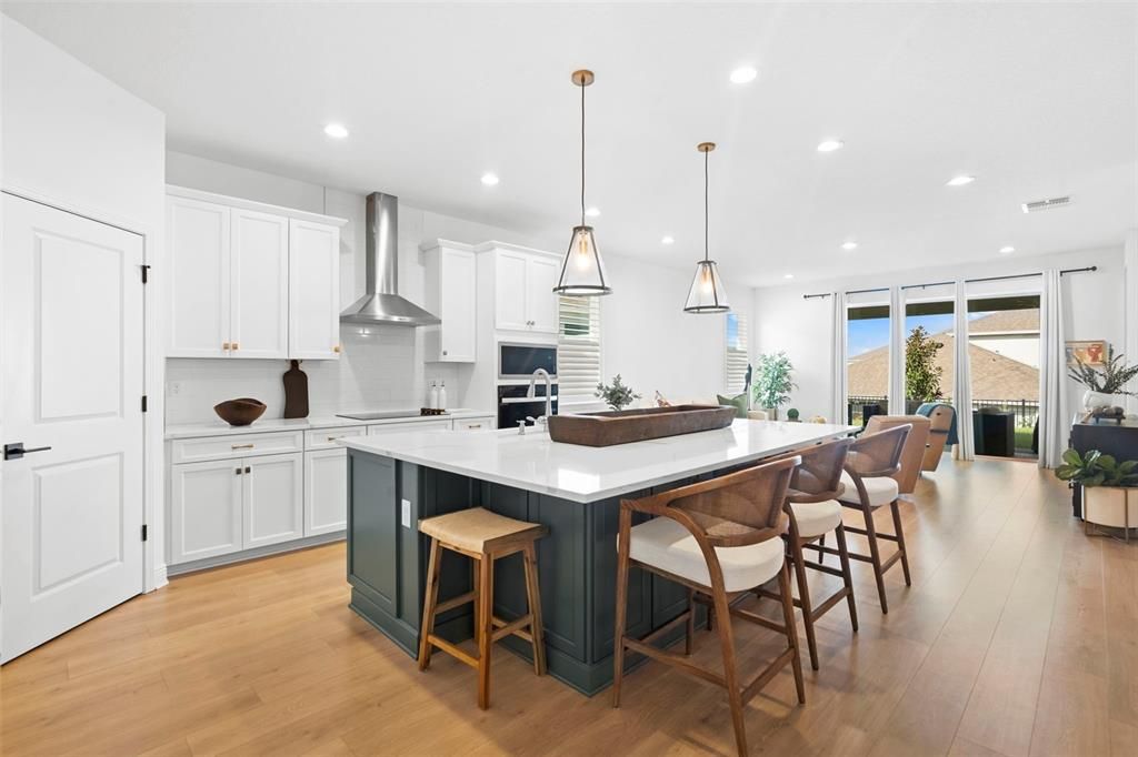 合同活跃: $569,900 (4 贝兹, 3 浴室, 2688 平方英尺)