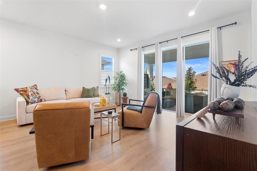 合同活跃: $569,900 (4 贝兹, 3 浴室, 2688 平方英尺)