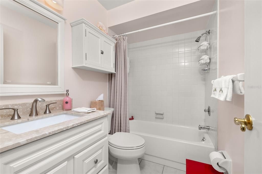 For Sale: $184,900 (2 beds, 2 baths, 880 Square Feet)