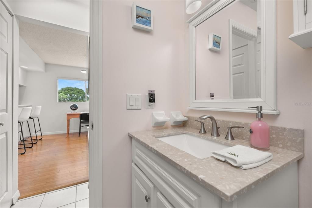 For Sale: $184,900 (2 beds, 2 baths, 880 Square Feet)