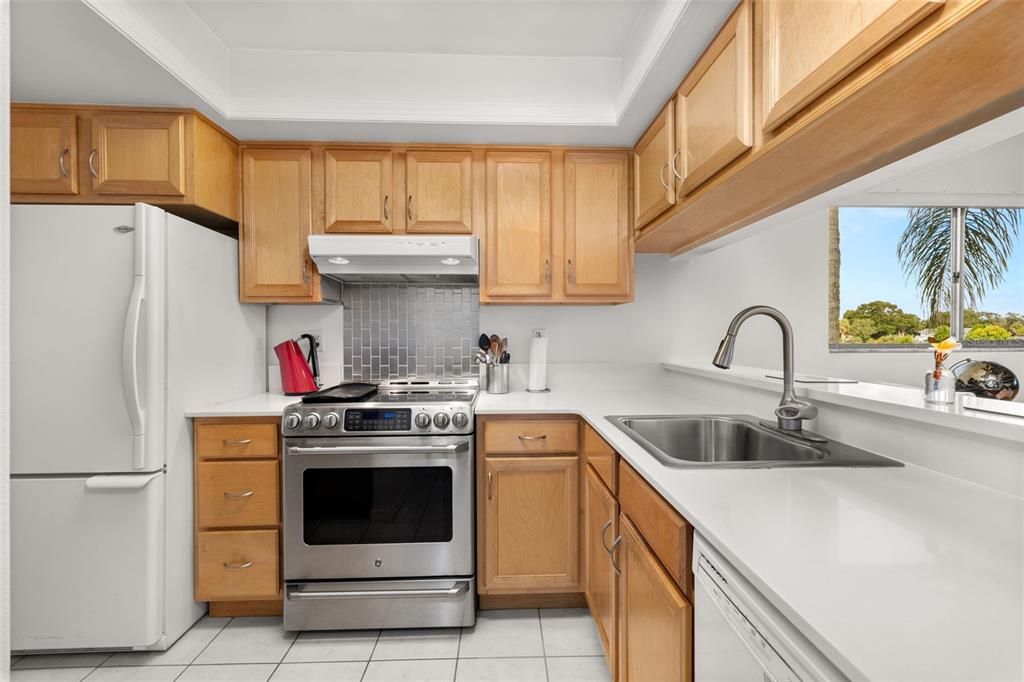 For Sale: $184,900 (2 beds, 2 baths, 880 Square Feet)