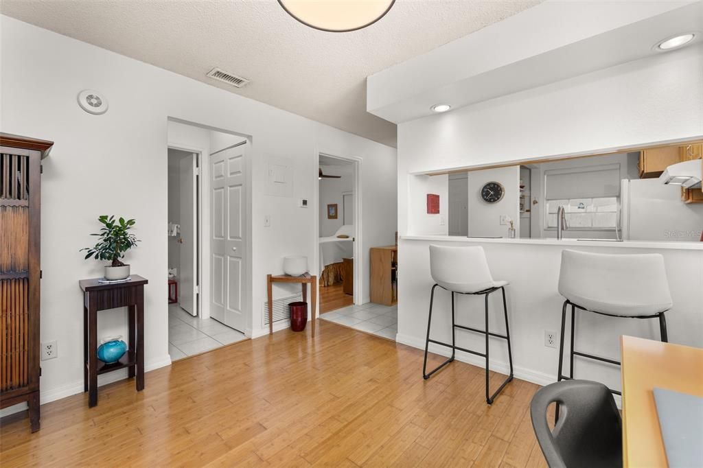 For Sale: $184,900 (2 beds, 2 baths, 880 Square Feet)