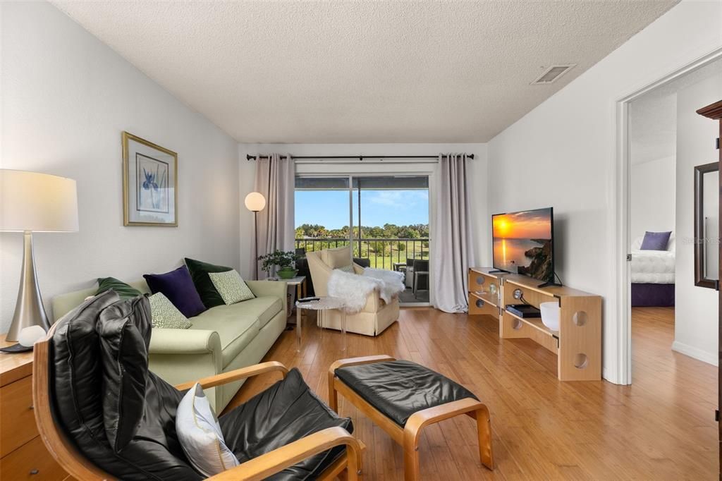 For Sale: $184,900 (2 beds, 2 baths, 880 Square Feet)