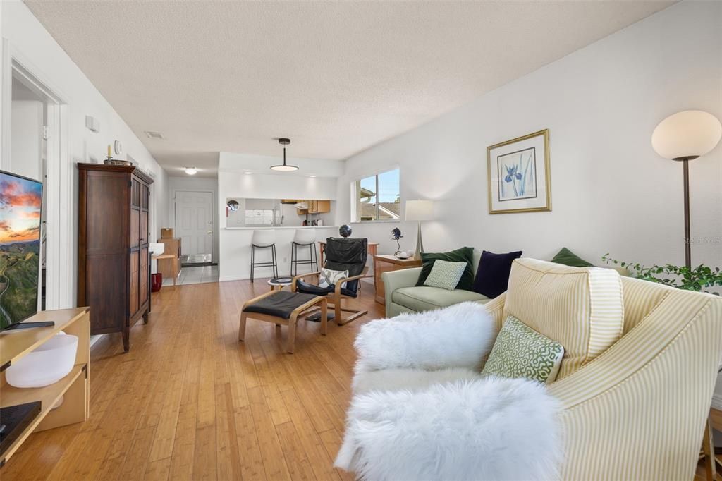 For Sale: $184,900 (2 beds, 2 baths, 880 Square Feet)