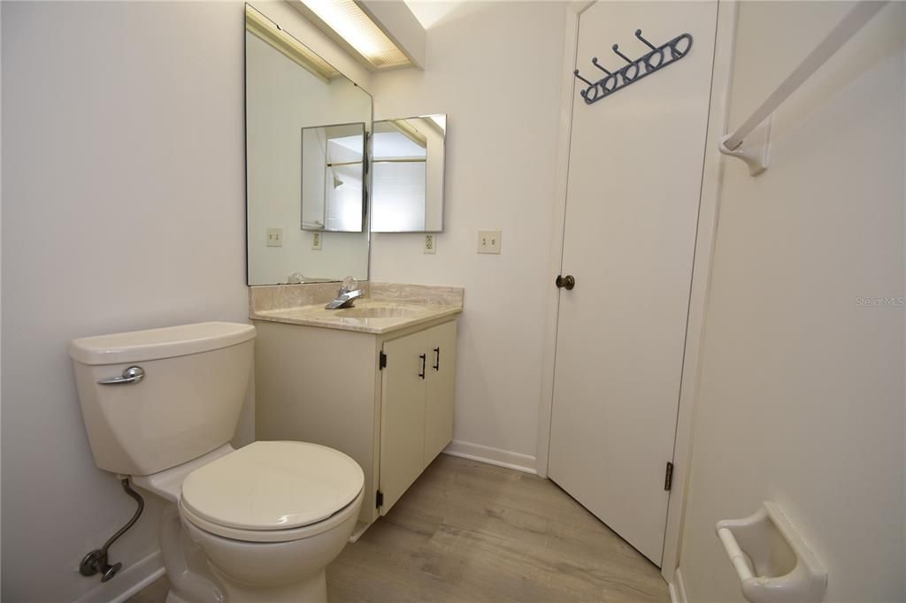 На продажу: $178,900 (2 спален, 2 ванн, 1098 Квадратных фут)