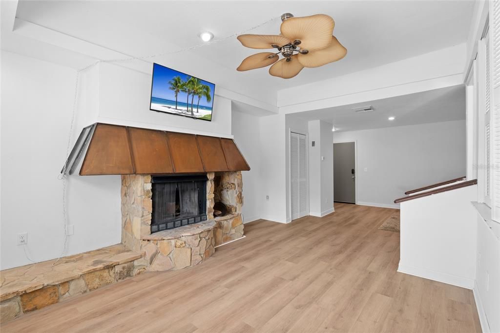 Active With Contract: $155,000 (1 beds, 1 baths, 764 Square Feet)