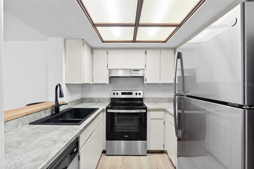 Active With Contract: $155,000 (1 beds, 1 baths, 764 Square Feet)