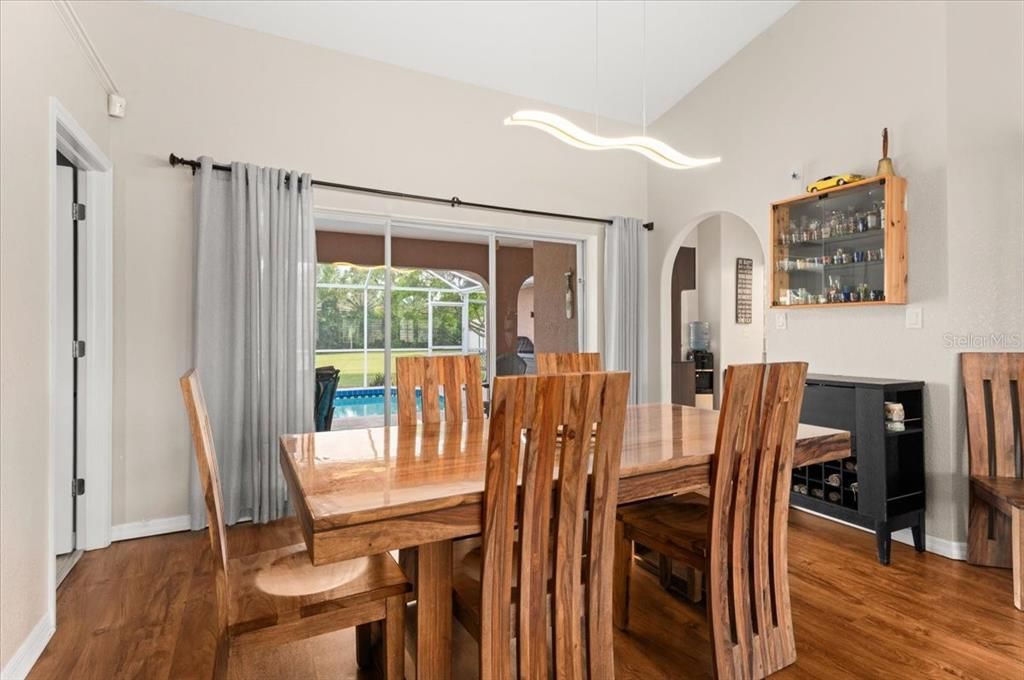 合同活跃: $489,000 (3 贝兹, 2 浴室, 2066 平方英尺)