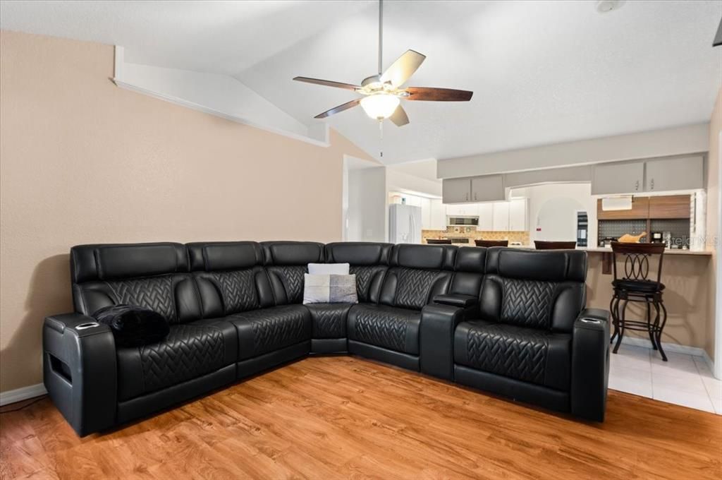 合同活跃: $489,000 (3 贝兹, 2 浴室, 2066 平方英尺)