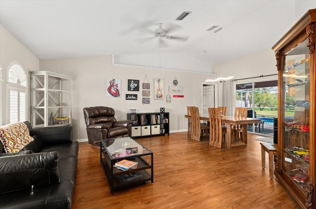 合同活跃: $489,000 (3 贝兹, 2 浴室, 2066 平方英尺)